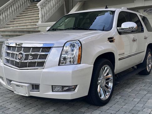 Used 2011 Cadillac Escalade Platinum image 27