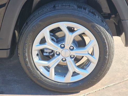 Used 2024 Jeep Compass Sport image 36