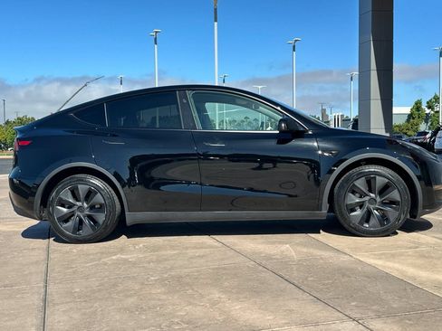 Used 2025 Tesla Model Y Long Range AWD/4WD image 3