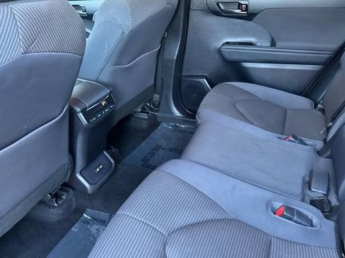 Used 2023 Toyota Highlander LE image 14