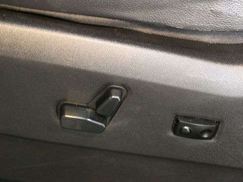 Used 2016 Chrysler Town & Country Touring w/ Driver Convenience Group image 21