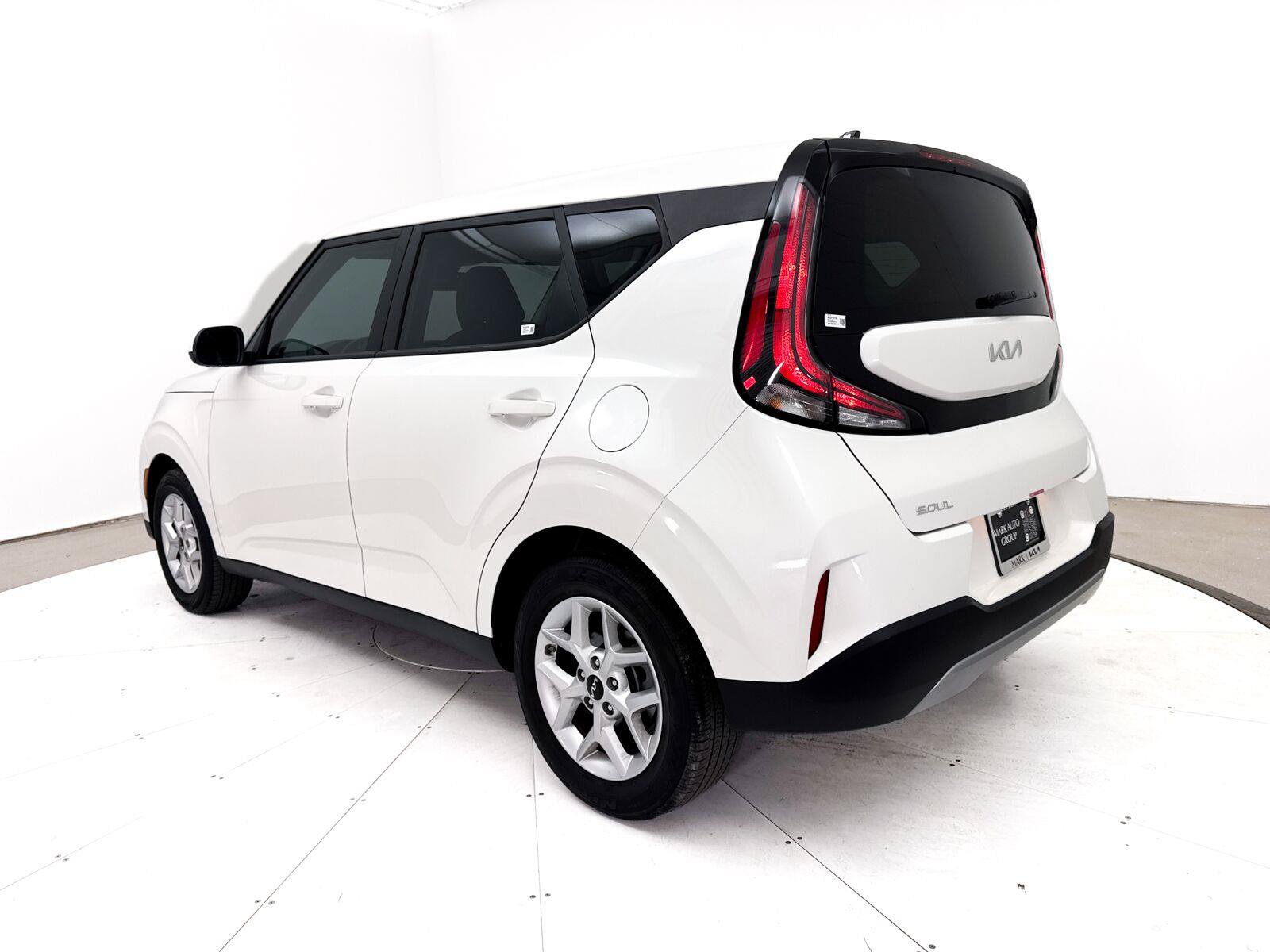 Used 2025 Kia Soul LX w/ LX Technology Package FWD image 15