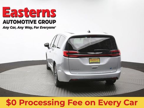 Used 2023 Chrysler Pacifica Touring-L FWD image 38