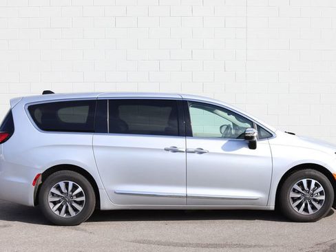 Used 2023 Chrysler Pacifica Limited image 2