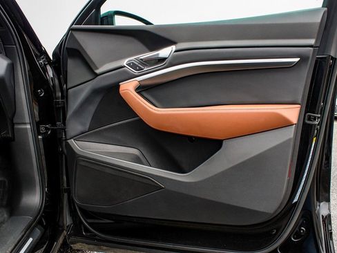 Used 2022 Audi e-tron Premium w/ Convenience Plus Package image 13