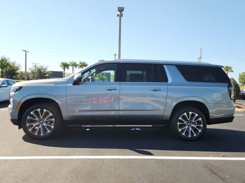 Used 2025 Chevrolet Suburban High Country image 4