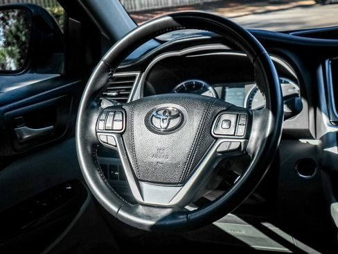 Used 2019 Toyota Highlander XLE image 18