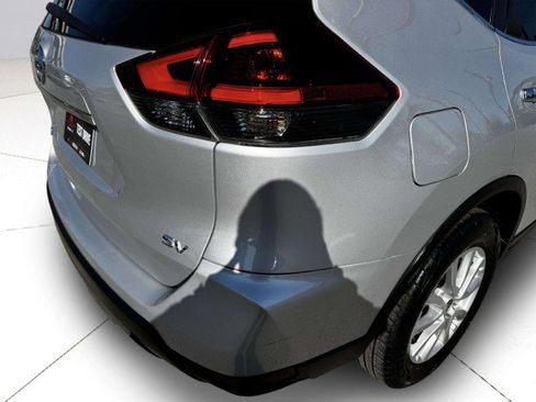 Used 2018 Nissan Rogue SV image 15