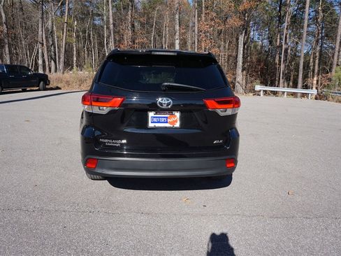 Used 2019 Toyota Highlander SE image 26