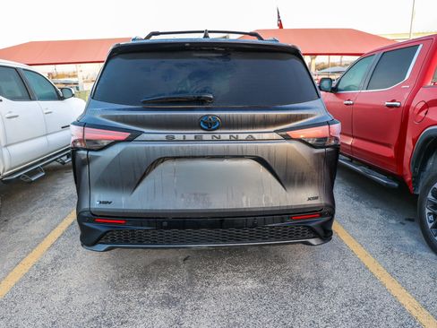 Used 2025 Toyota Sienna XSE w/ XSE Plus Package image 9