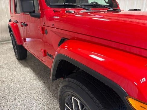 Used 2025 Jeep Wrangler Unlimited Sahara AWD/4WD image 9