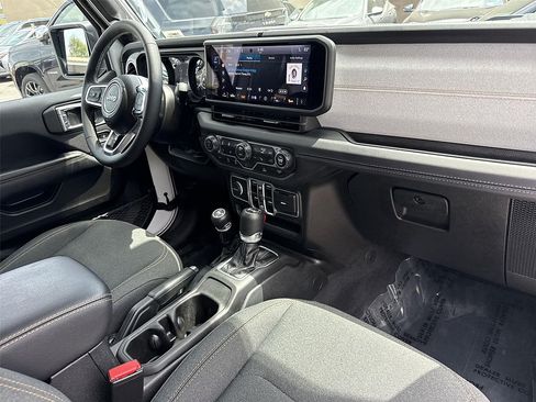 Used 2025 Jeep Wrangler Unlimited Sahara AWD/4WD image 25