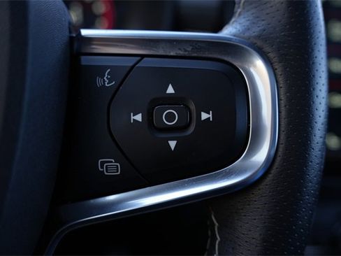 Used 2021 Volvo XC40 T5 R-Design image 13