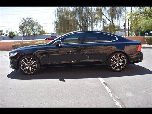 Used 2017 Volvo S90 T5 Momentum w/ Vision Package FWD image 4
