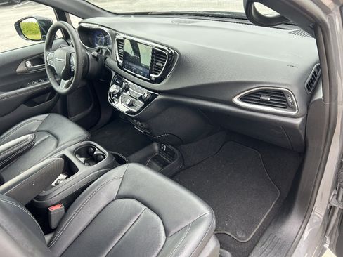 Used 2025 Chrysler Pacifica Select FWD image 20