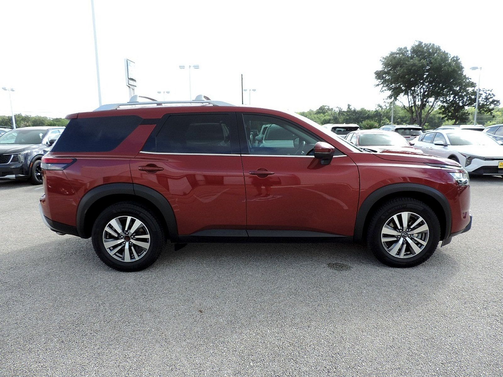 Used 2023 Nissan Pathfinder SL FWD image 4