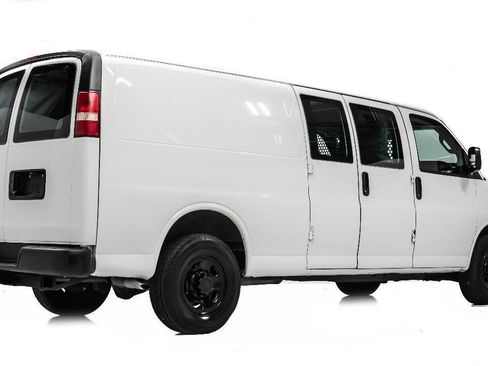Used 2017 Chevrolet Express 2500 Extended RWD image 3