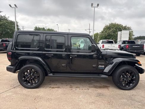 Used 2022 Jeep Wrangler Unlimited Sahara w/ Cold Weather Group AWD/4WD image 4