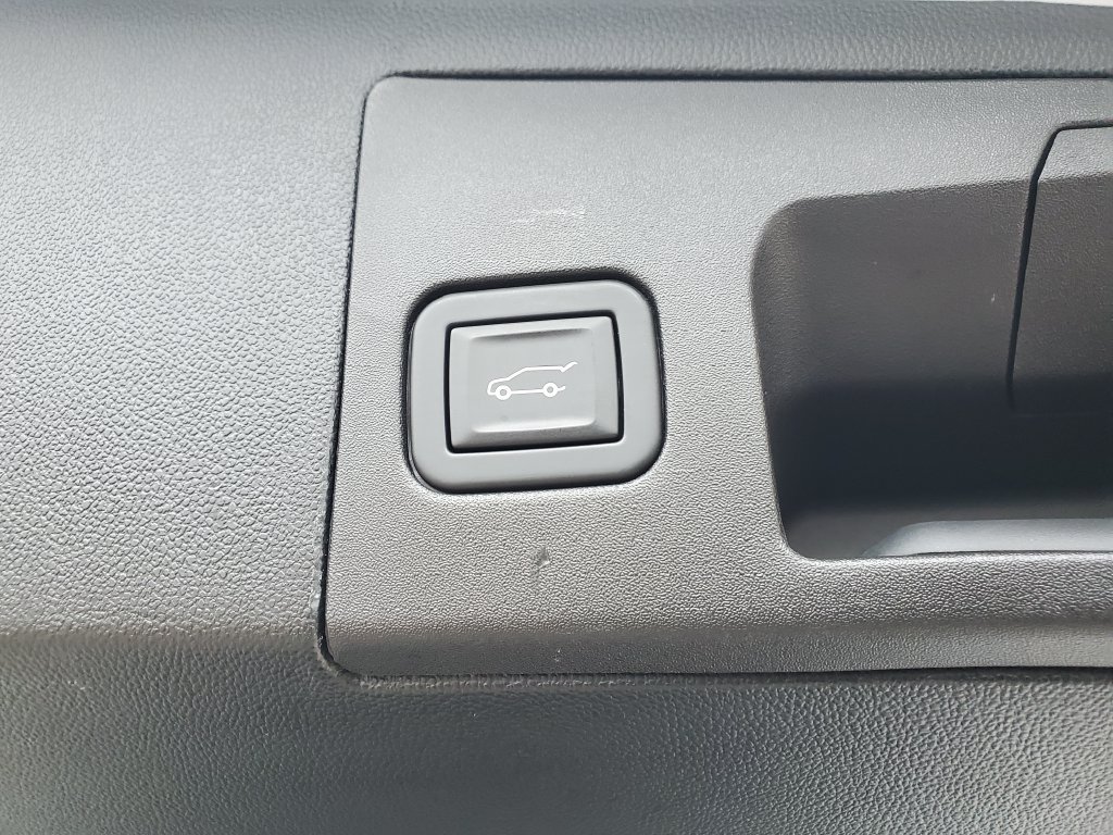 Certified 2023 Cadillac XT5 Premium Luxury w/ LPO, Floor Liner Package AWD/4WD image 45