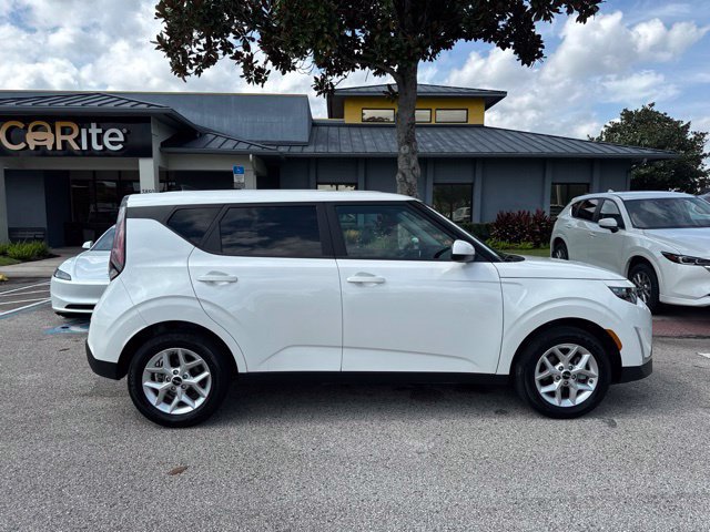 Used 2025 Kia Soul LX w/ LX Technology Package FWD image 8