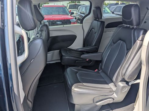 Used 2023 Chrysler Pacifica Touring-L AWD/4WD image 29