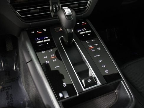 Certified 2026 Porsche Macan AWD/4WD image 18