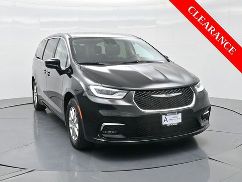 Used 2024 Chrysler Pacifica Touring-L image 4