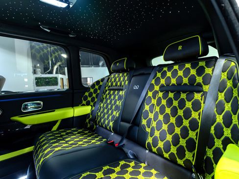 Used 2025 Rolls-Royce Cullinan Black Badge image 16