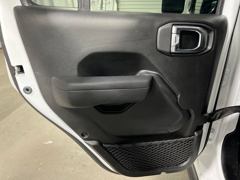 Used 2025 Jeep Wrangler Unlimited Rubicon AWD/4WD image 17