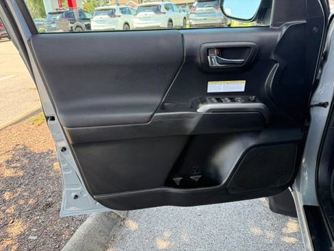 Used 2019 Toyota Tacoma TRD Off-Road w/ Technology Package AWD/4WD image 17