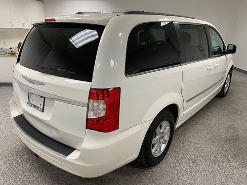 Used 2012 Chrysler Town & Country Touring image 5