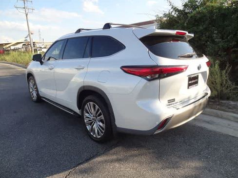 Used 2022 Toyota Highlander Platinum AWD/4WD image 4