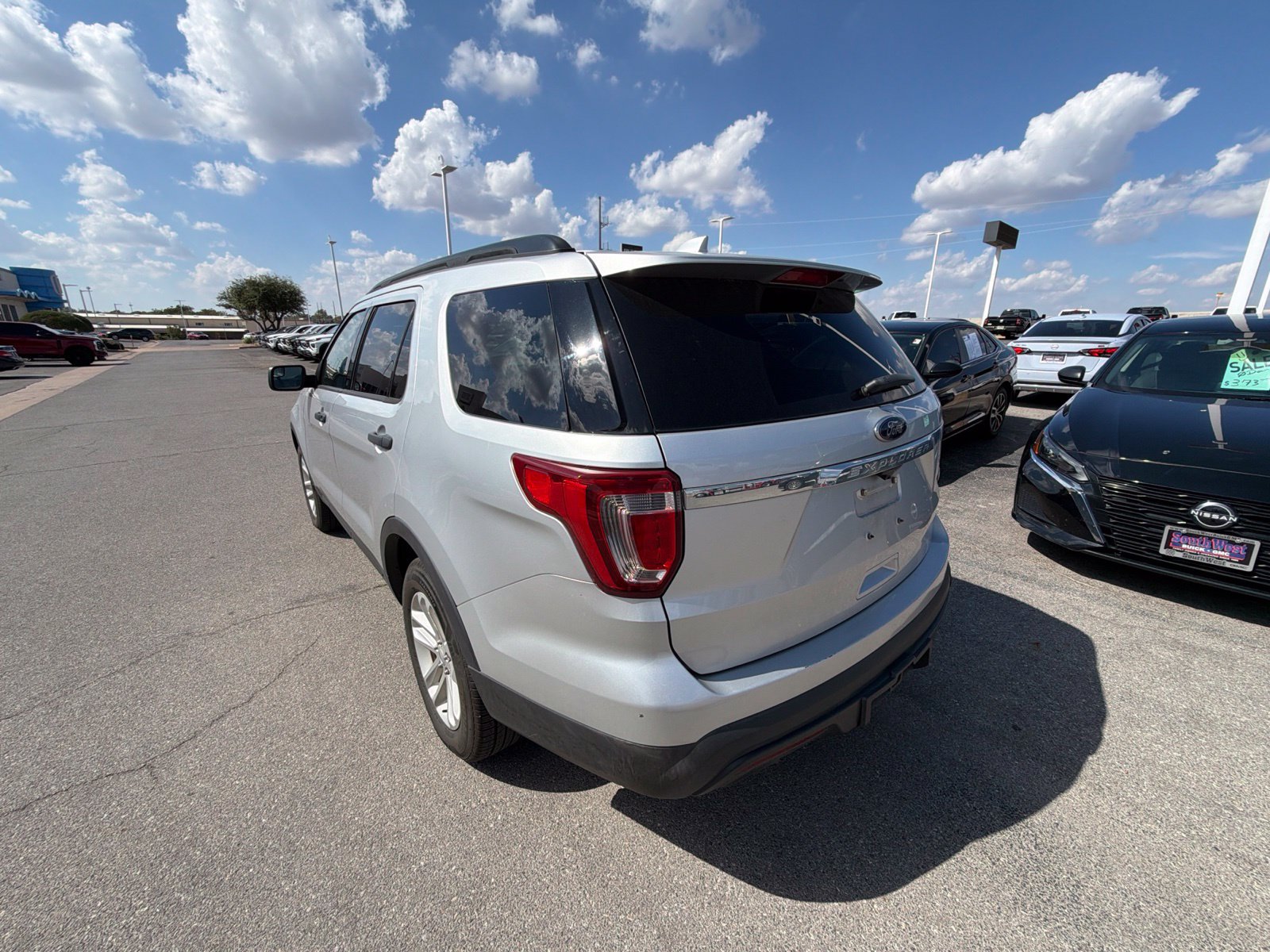 Used 2017 Ford Explorer FWD image 3
