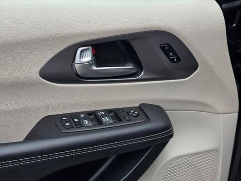 Certified 2023 Chrysler Pacifica Touring-L FWD image 13