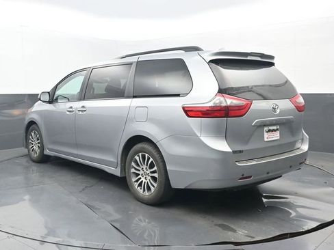 Used 2020 Toyota Sienna XLE image 3