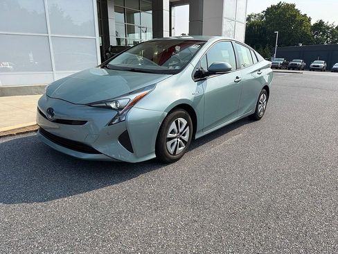 Used 2018 Toyota Prius Three FWD image 2