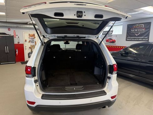 Used 2022 Jeep Grand Cherokee Laredo E AWD/4WD image 13
