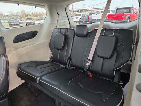 Used 2024 Chrysler Pacifica Limited image 32