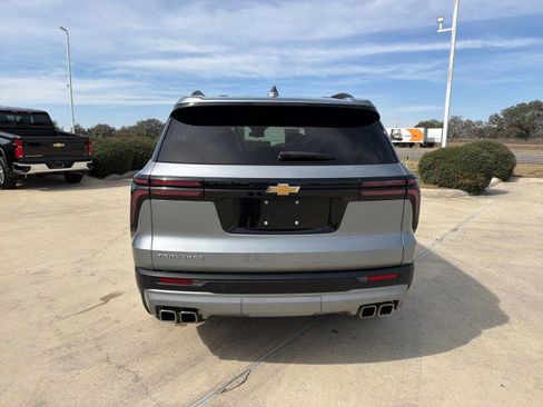 Used 2025 Chevrolet Traverse LT image 12