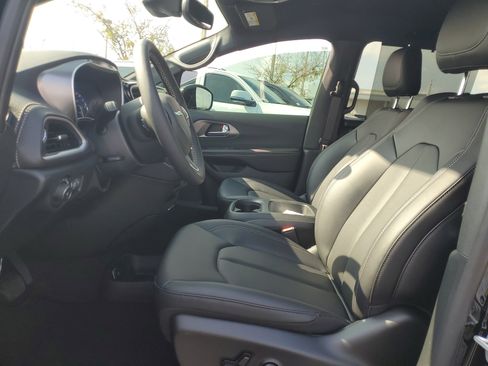 New 2026 Chrysler Pacifica Select image 9