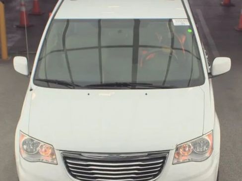 Used 2016 Chrysler Town & Country Touring w/ Driver Convenience Group FWD image 19