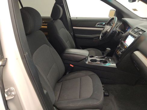 Used 2017 Ford Explorer XLT w/ Equipment Group 201A FWD image 21