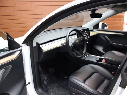 Used 2022 Tesla Model Y Long Range image 28