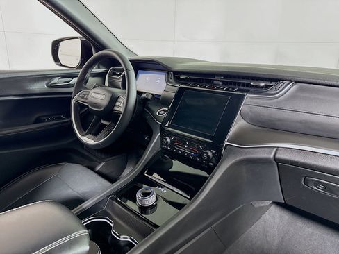 Used 2025 Jeep Grand Cherokee Altitude image 27