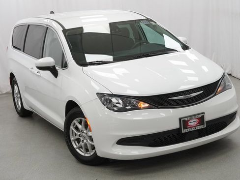 Used 2023 Chrysler Voyager LX image 8