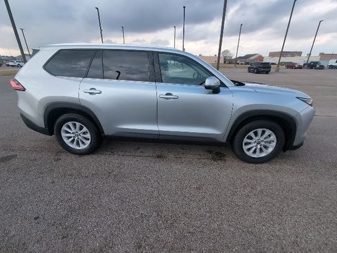 Used 2024 Toyota Grand Highlander XLE image 2