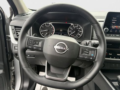 Used 2025 Nissan Rogue SV image 11