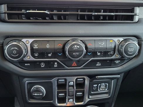 Used 2025 Jeep Wrangler Unlimited Sahara AWD/4WD image 15
