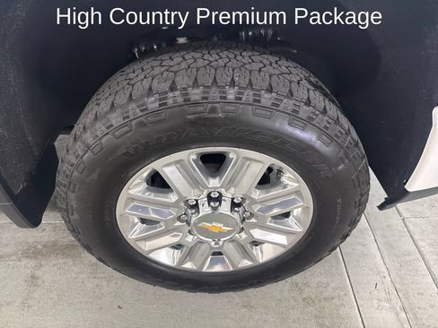 Used 2025 Chevrolet Silverado 2500 High Country w/ High Country Premium Package AWD/4WD image 4