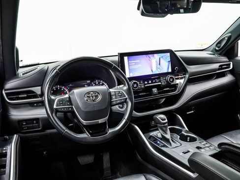 Used 2023 Toyota Highlander XSE FWD image 4